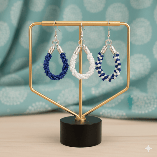 Pendientes de aro trenzados en azul real y blanco con detalles de plata